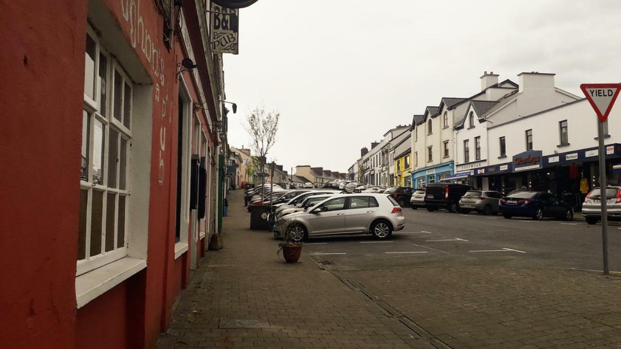 Vaughans Pub/Accommodation Clifden Exterior photo