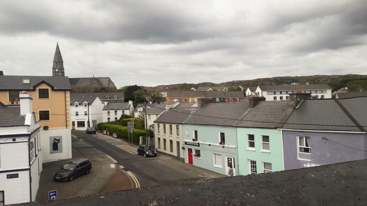 Vaughans Pub/Accommodation Clifden Exterior photo